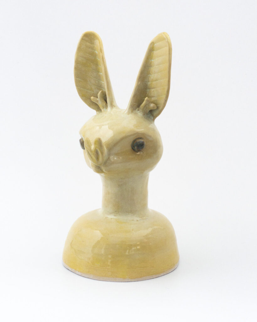 Cylindrical lid in the form of a yellow bat head